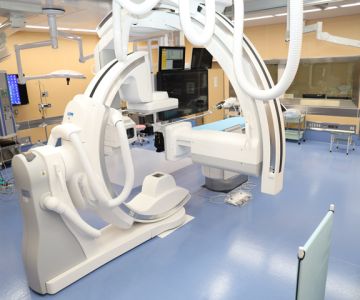 正面用と側面用の2つのCアームにより、患者さんの頭部を上下、左右から撮影可能。