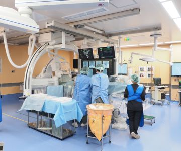 開頭手術と脳血管内手術を同一手術室で行えるよう、通常の手術室の1.5倍の広さがある(94㎡)。
