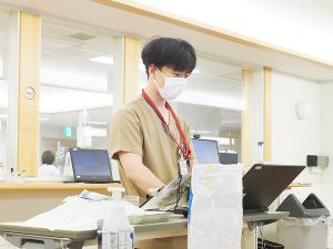 カルテチェックをする腎臓内科医師