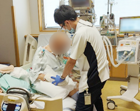 NCU(脳神経外科・脳卒中科集中治療室)での治療の様子